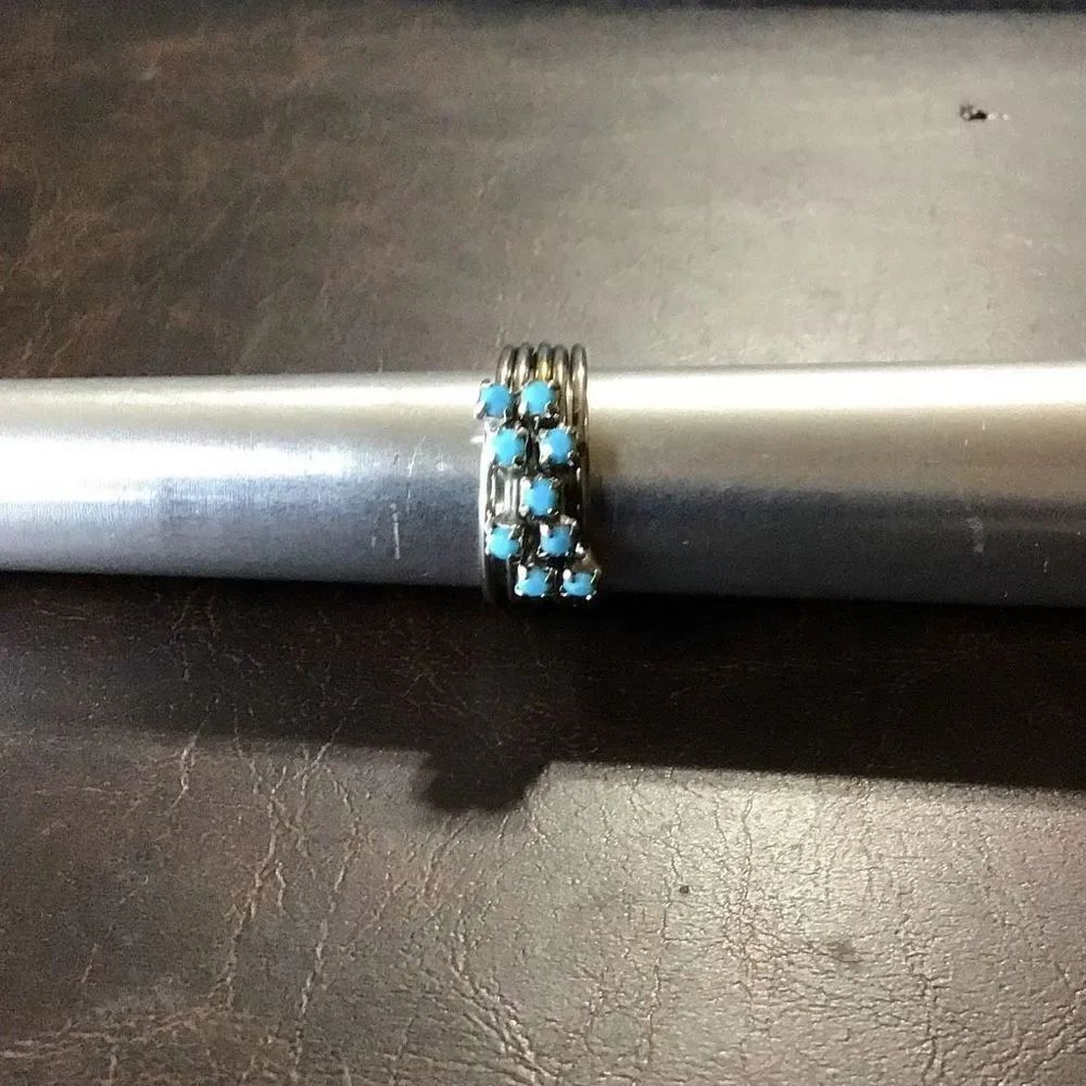 Vintage 5 band ring with 9 blue stones size 6. 1/4